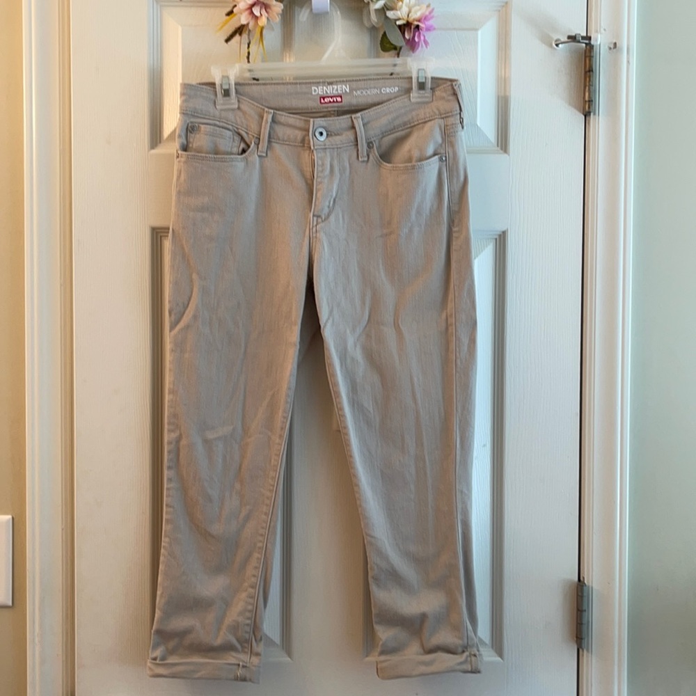 Levi’s khaki capris